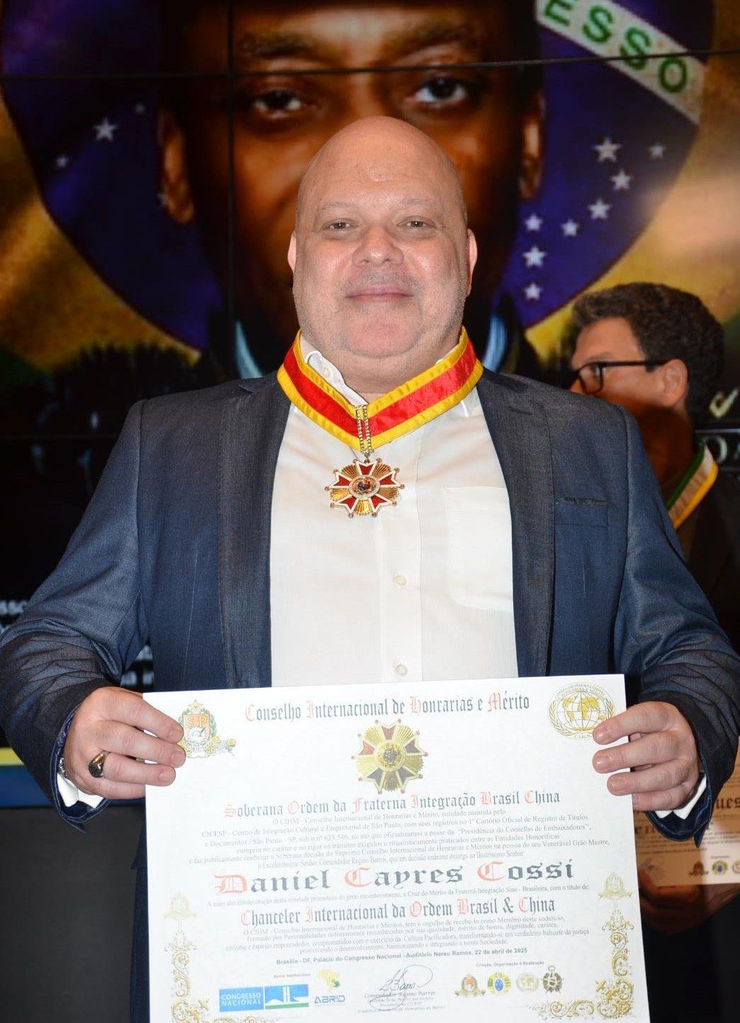 Com o diploma da Ordem Brasil e China