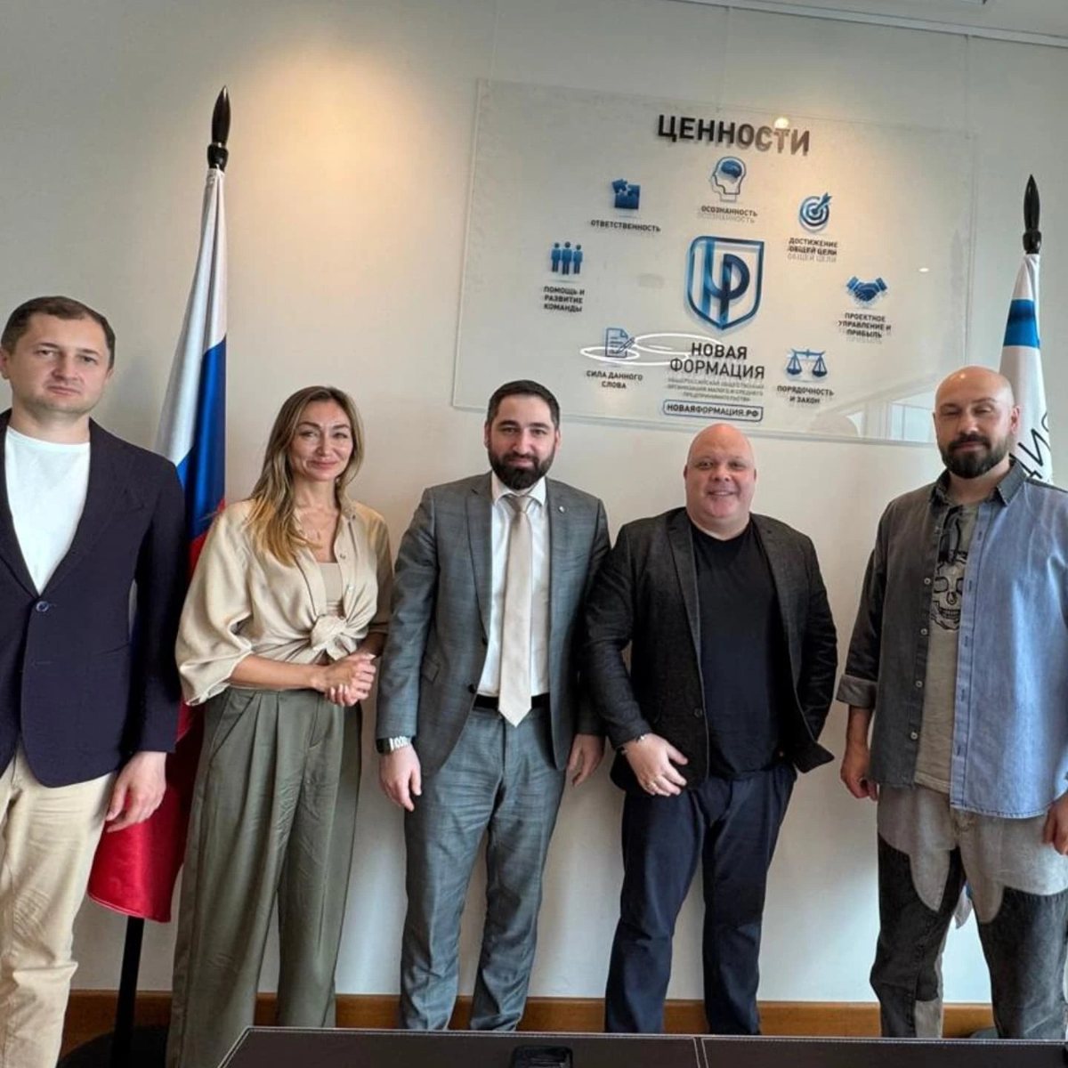 Daniel Cossi com a equipe da Novaya Formatsiya, diante da bandeira russa