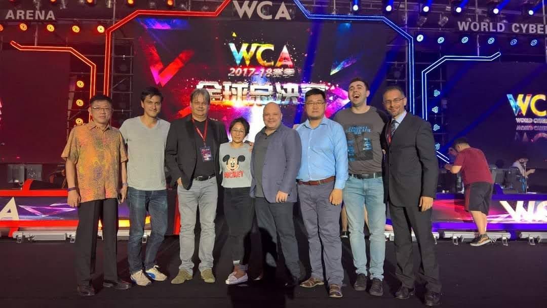 Equipe da WCA no palco das finais