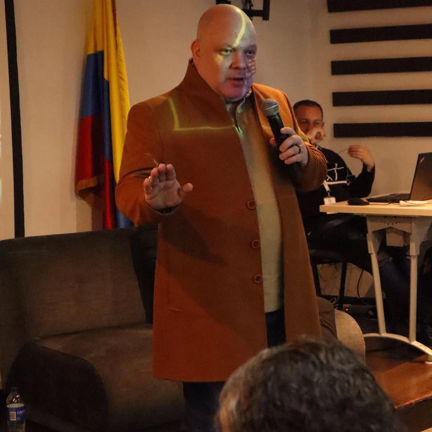 Daniel Cossi speaking in Colombia