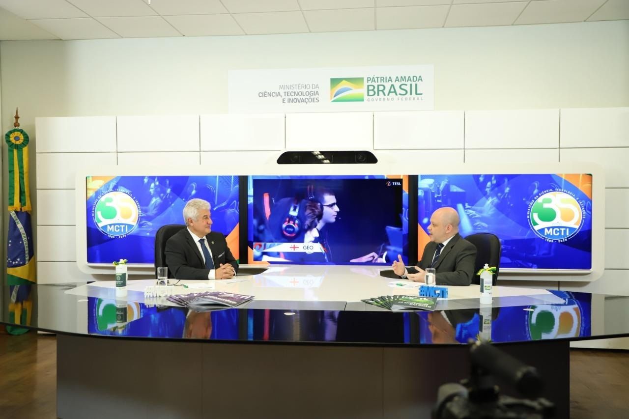 Daniel Cossi in a televised conversation with Marcos Pontes