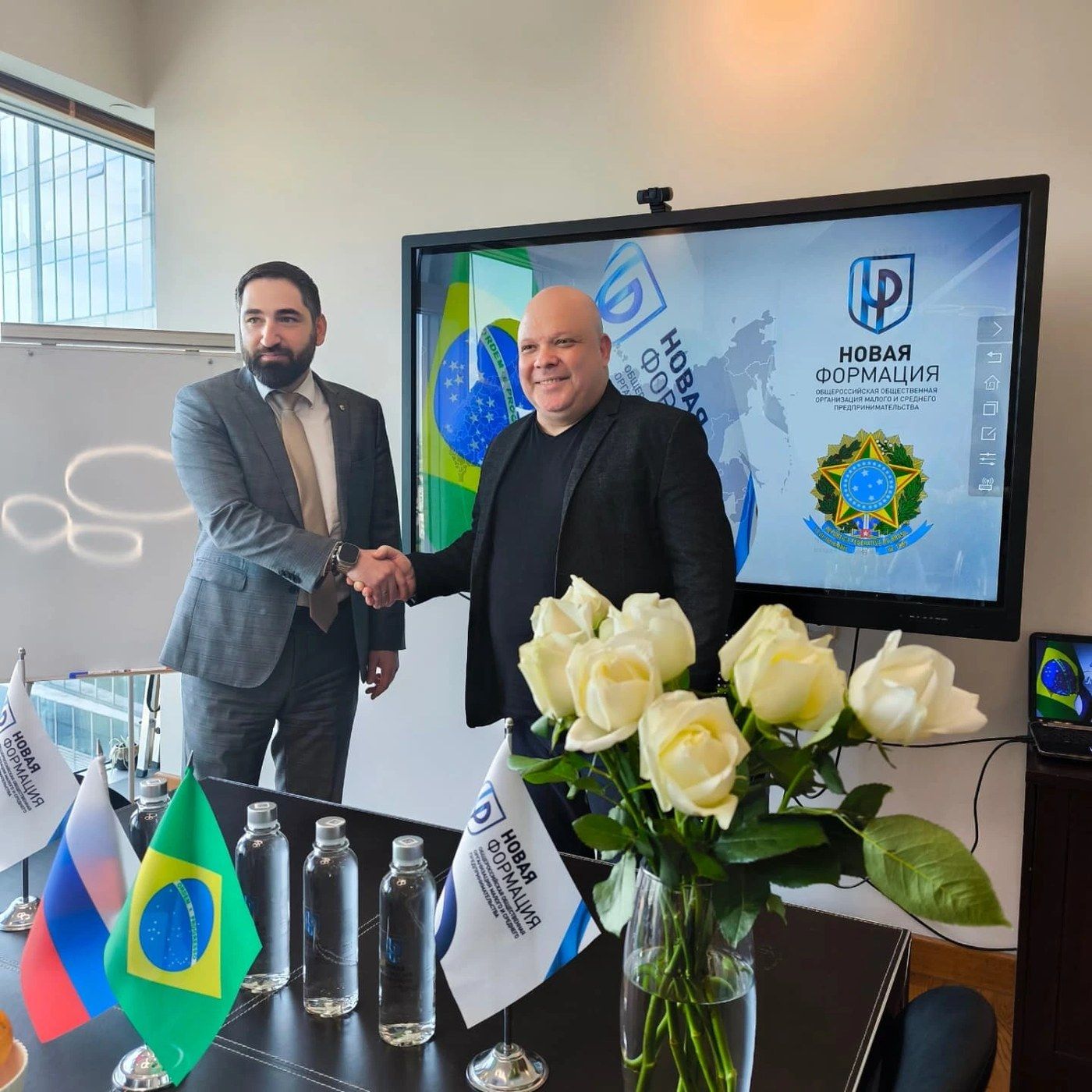 Daniel Cossi shaking hands at Novaya Formatsiya in Moscow